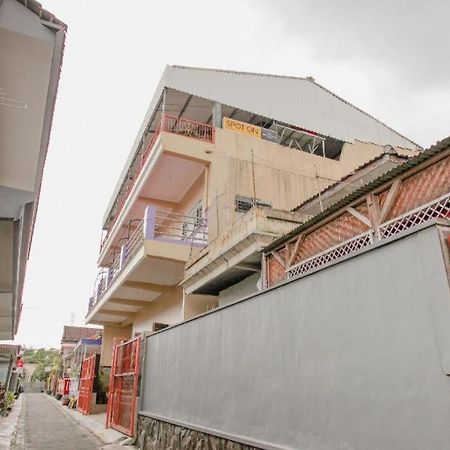 Spot On 1870 Graha Batu Mulia Hotell Eksteriør bilde